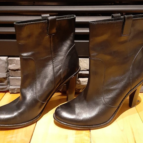 COLE HAAN Nearly New Black Leather Heeled Boots SZ 8 EUC - Picture 7 of 7